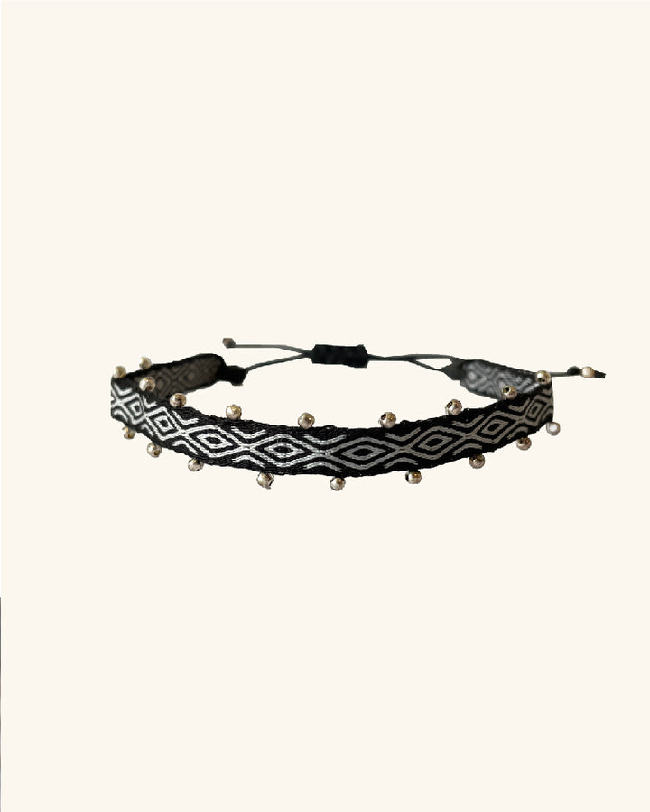 Pulsera Telar Ancha negra con Rombos Blancos y Mostacillas de Plata al lado