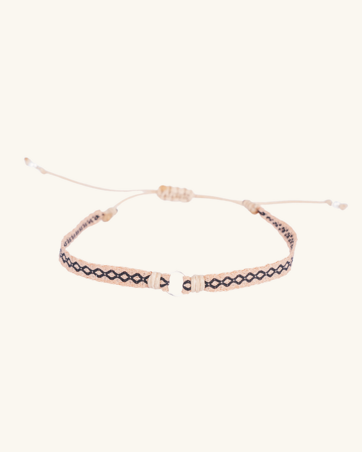 Pulsera Telar Fina Beige y Negro con Círculo de Plata