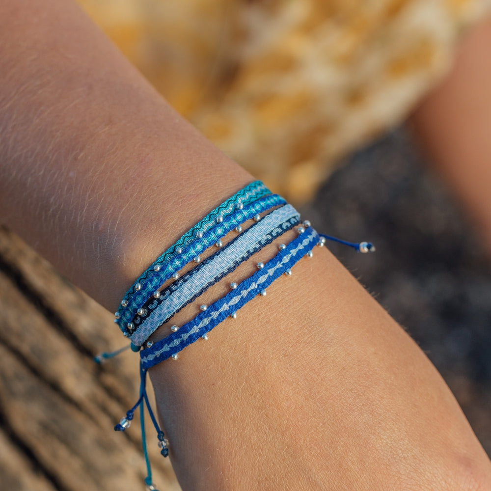 Pulsera Telar Ancha Azul y Gris con Mostacillas de Plata al Lado