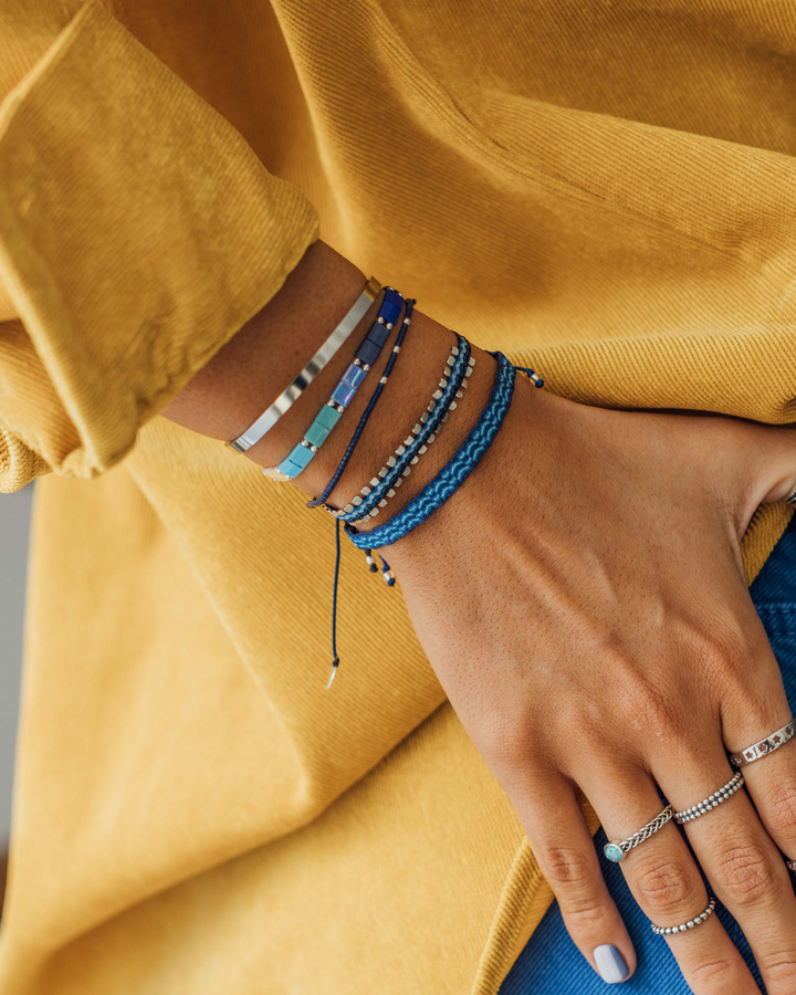 Pulsera Azul Acero con Mostacillas de Plata