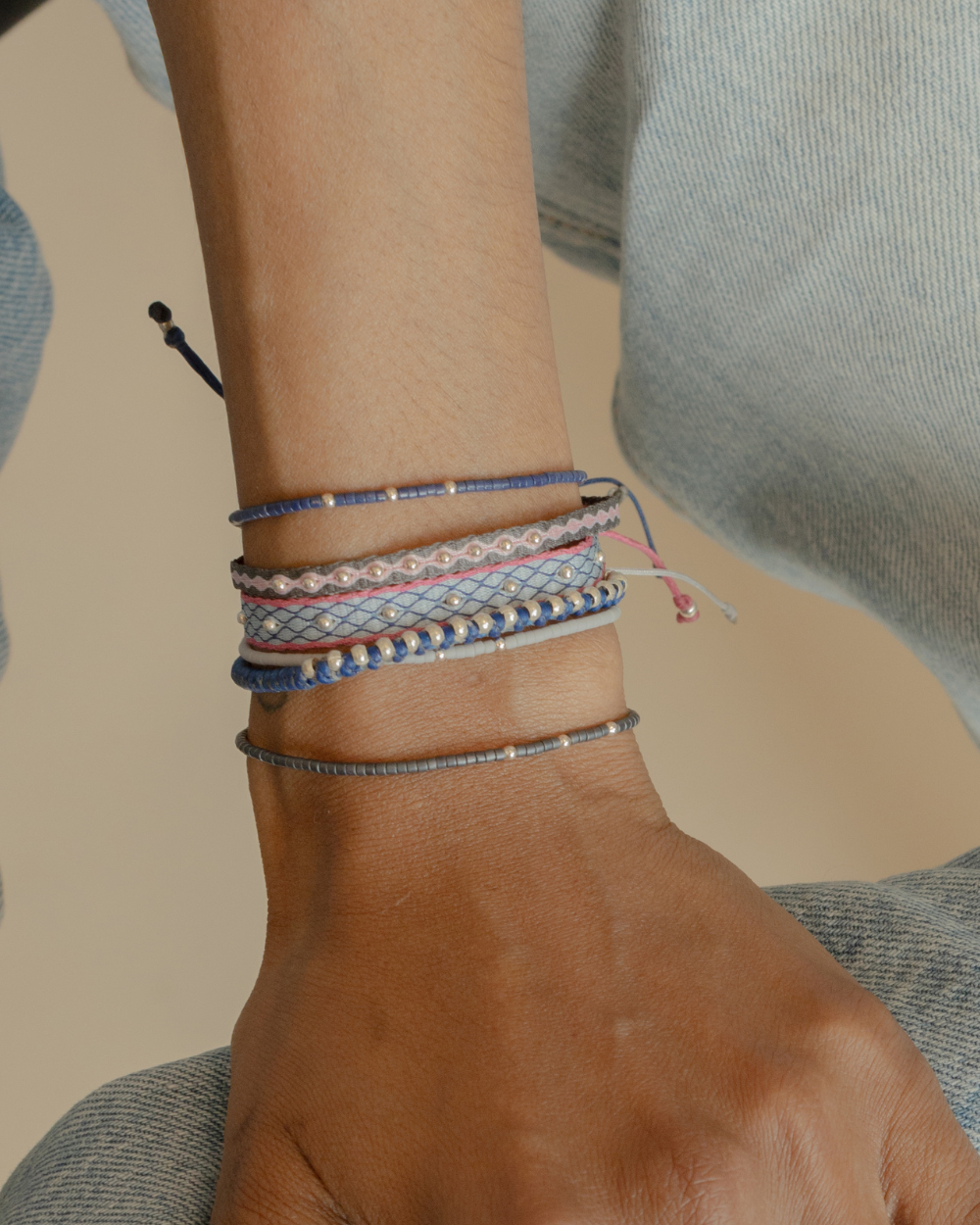 Pulsera Telar Ancha Celeste con Bordes Fucsia y Mostacillas de Plata