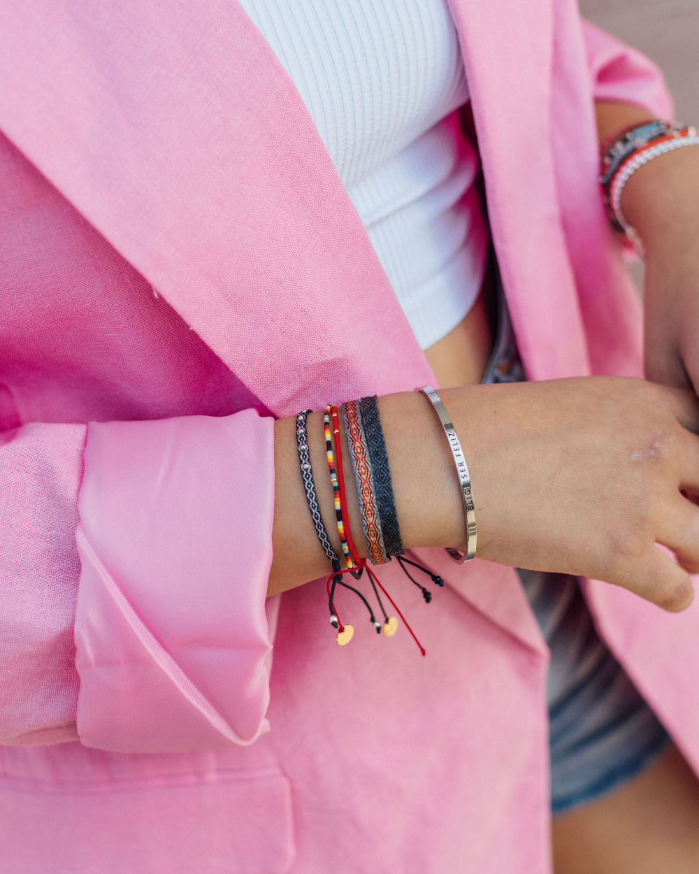 Pulsera roja con mostacillas de plata