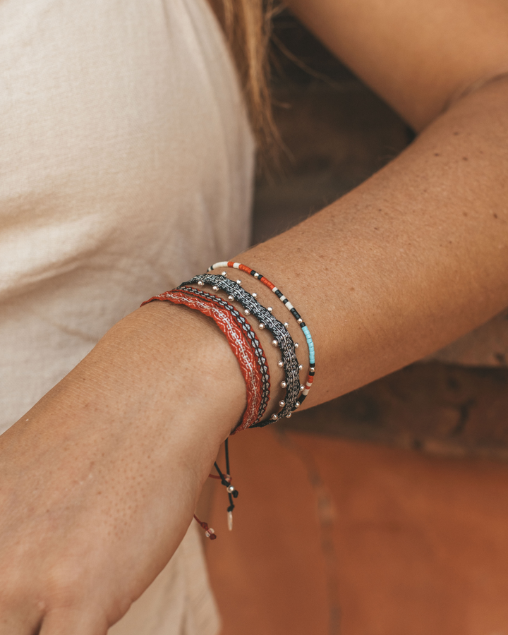 Pulsera Crema, Negro y Turquesa con Mostacillas de Plata