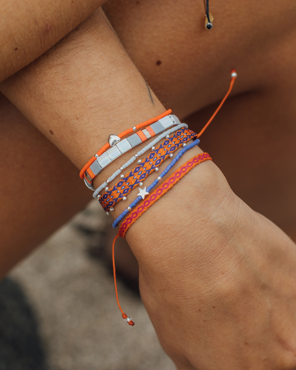 Pulsera Telar Ancha Naranja y Morado con Mostacillas de Plata al Lado