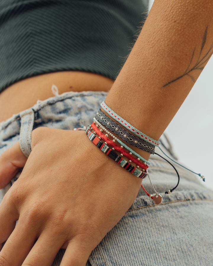 Pulsera Telar Fina Roja con Pelotitas de Plata al lado