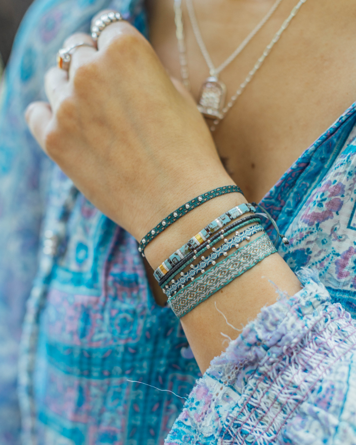 Pulsera Gris Oscuro con mostacillas de plata