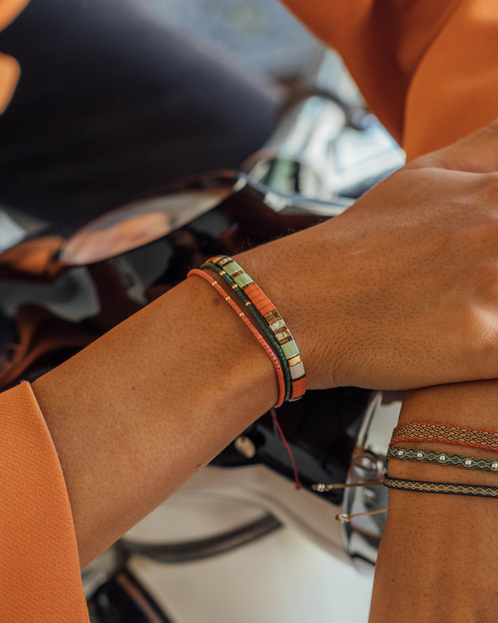 Pulsera Terracota con Mostacillas Bañadas en Oro