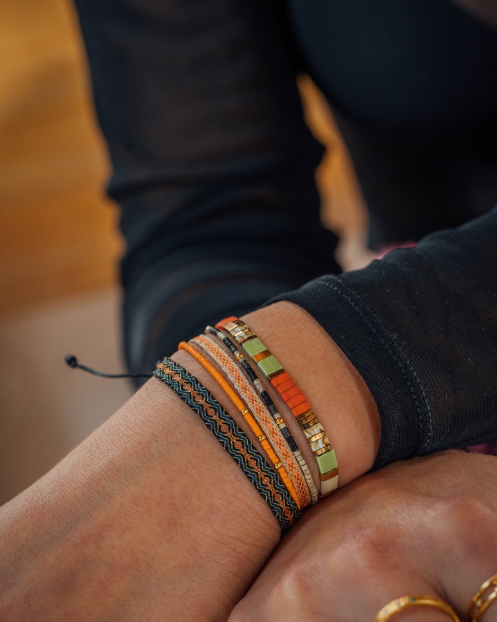 Pulsera Naranja con Mostacillas Bañadas en Oro