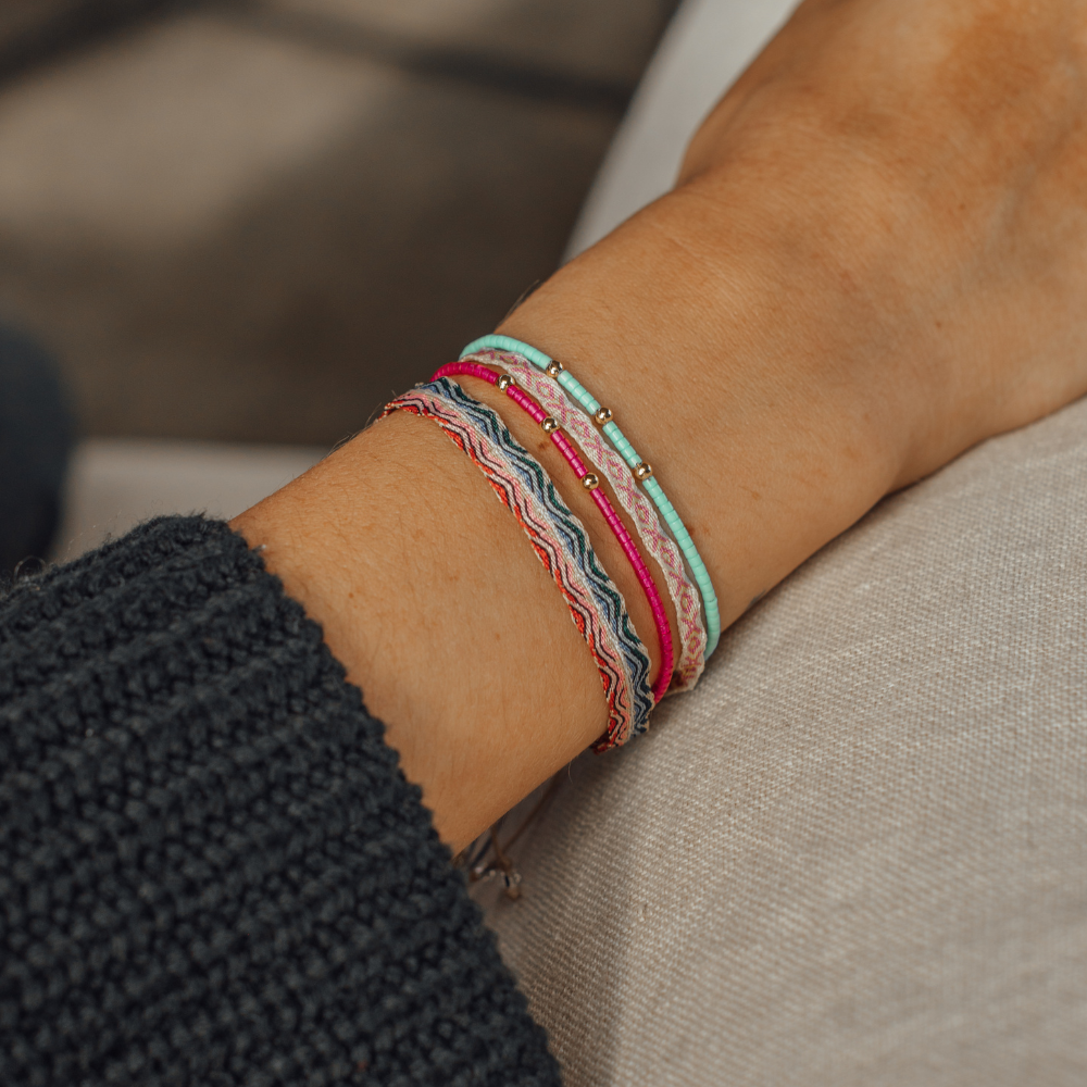 Pulsera Fucsia con Mostacillas Bañadas en Oro