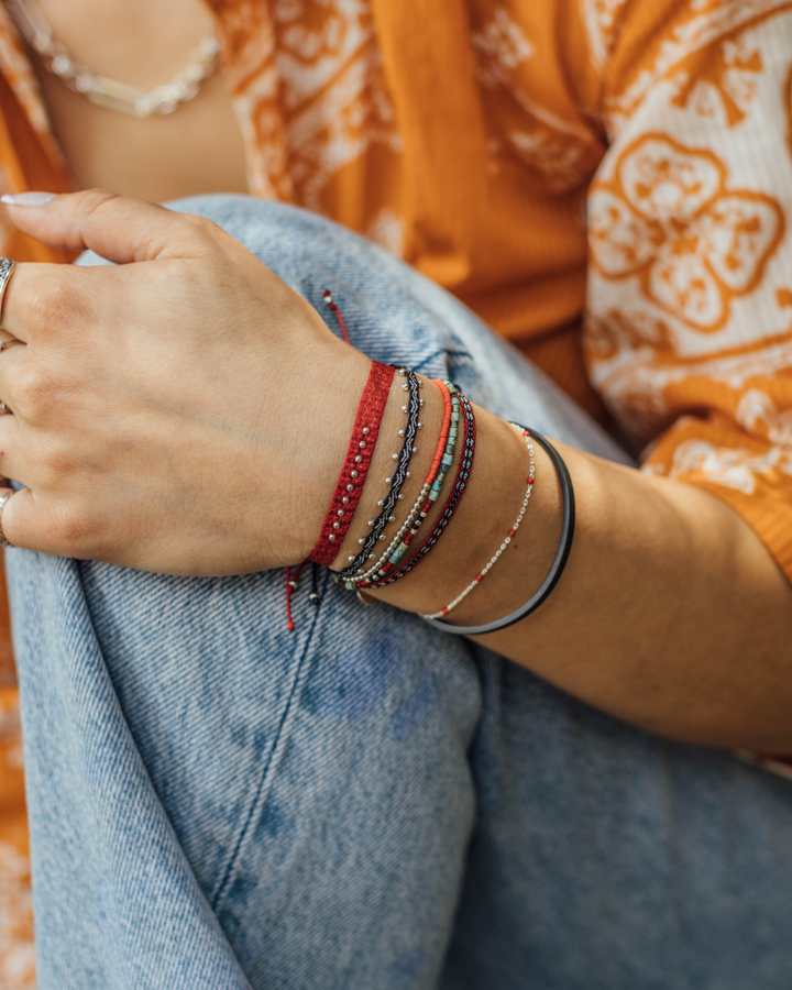 Pulsera Iki roja con Mostacillas de Plata
