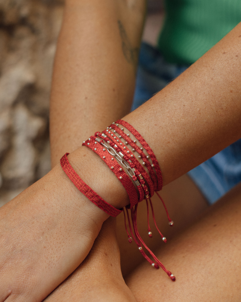 Pulsera Telar Fina Roja con Pelotitas de Plata al lado