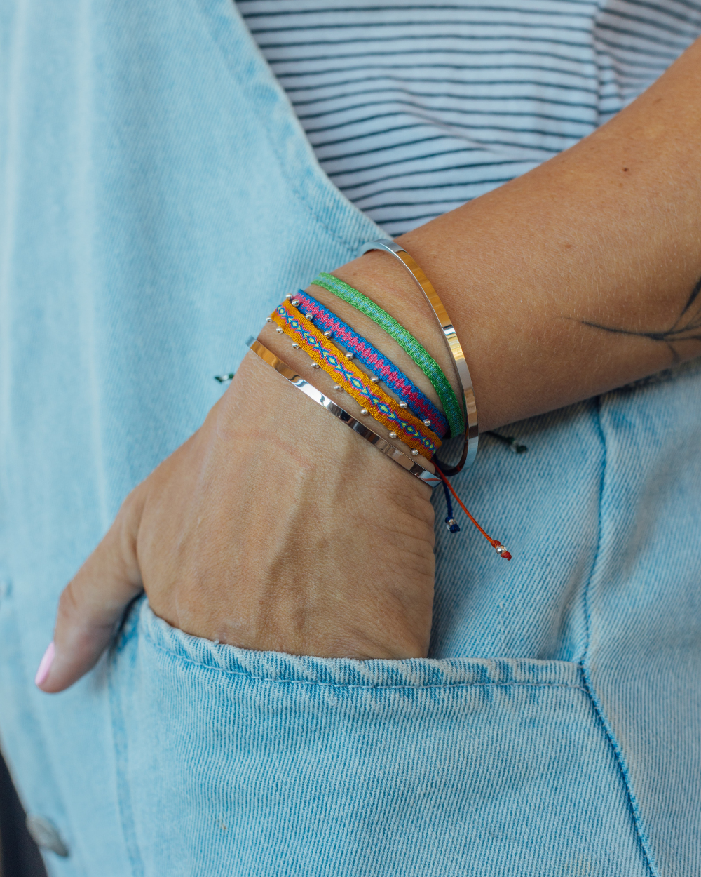 Pulsera Telar Ancha Mostaza, Azul y Amarillo con Mostacillas de Plata al Lado