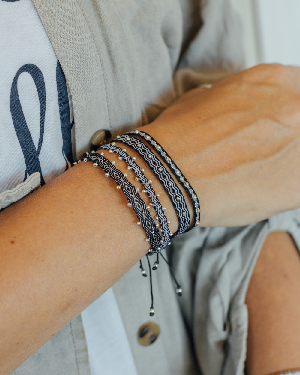 Pulsera Telar Fina Negra y Ondas Blancas con Mostacillas de Plata al Lado