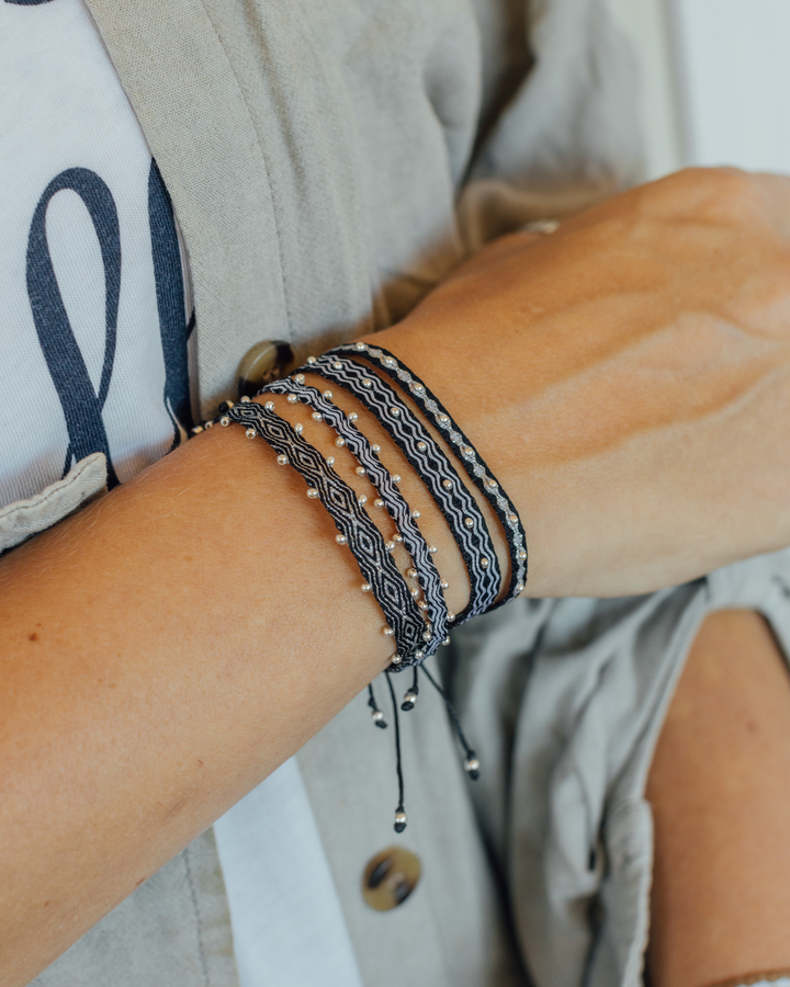Pulsera Telar Fina Negra y Ondas Blancas con Mostacillas de Plata al Lado