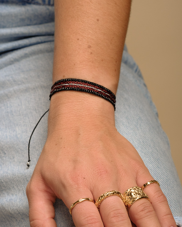 Pulsera Telar Ancha Roja y Negra y Mostacillas Bordadas