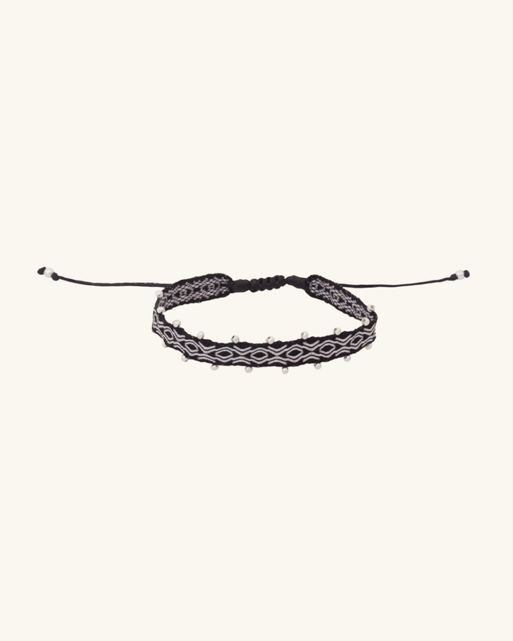 Pulsera Telar Ancha con Diseño en Negro y Blanco  con Mostacillas de Plata al lado