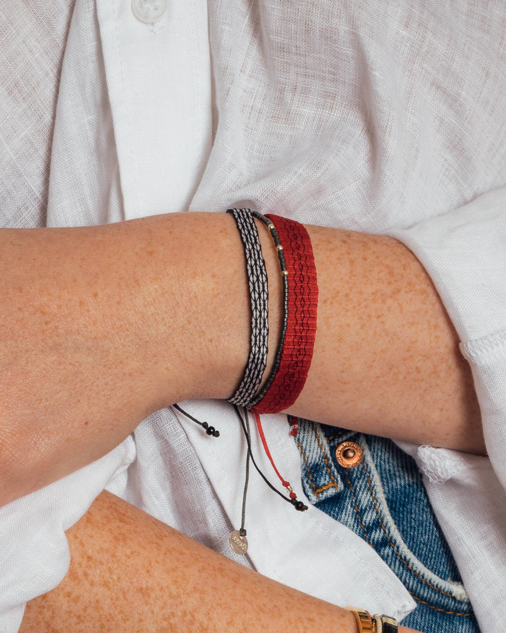 Pulsera Gris Oscuro con mostacillas de plata