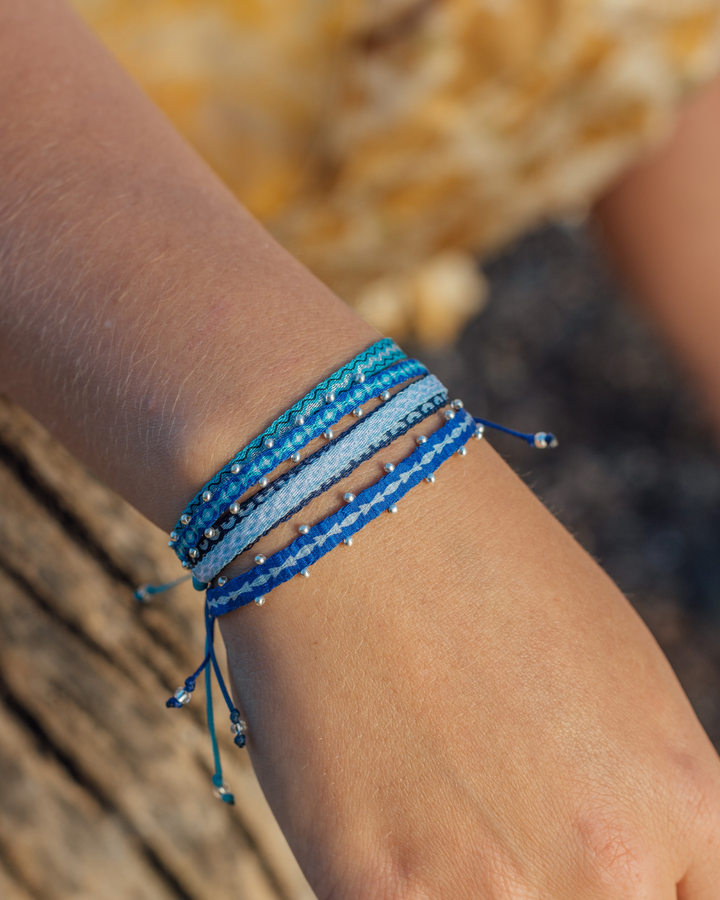 Pulsera Telar Fina Turquesa y Azul con Mostacillas de Plata al Lado