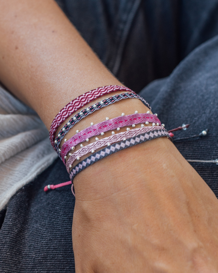 Pulsera Telar Fina con Diseño Negro, Blanco y Fucsia con Mostacillas de Plata