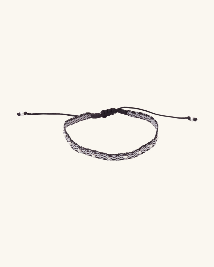 Pulsera Telar Fina Negra y Ondas Blancas con Mostacillas de Plata