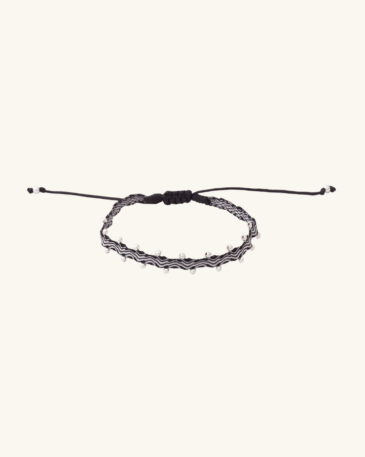 Pulsera Telar Fina Negra y Ondas Blancas con Mostacillas de Plata al Lado