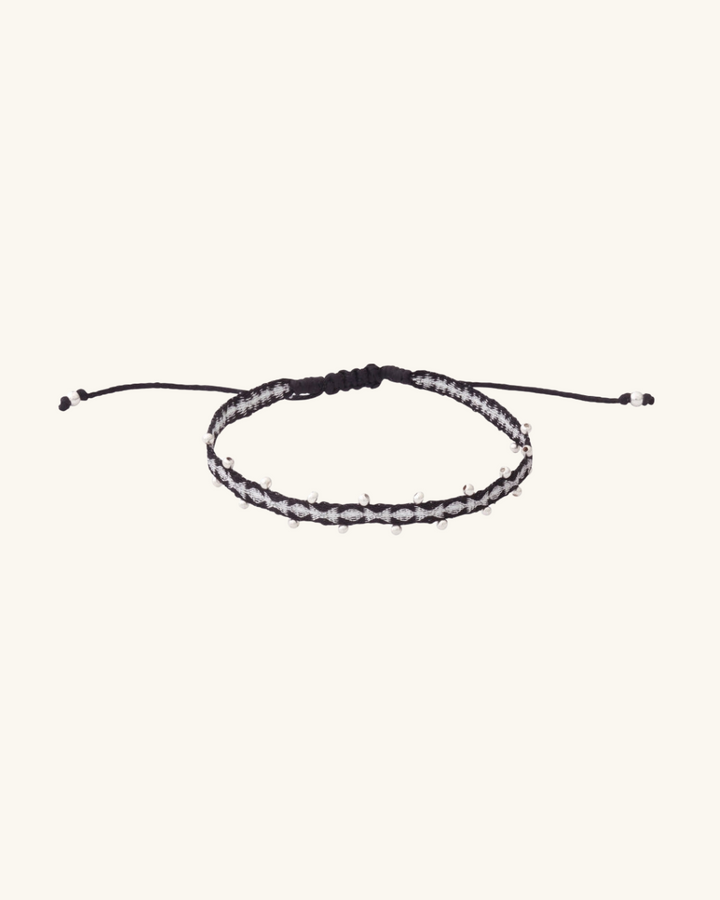 Pulsera Telar Fina Negra y Plata con Mostacillas de Plata al lado