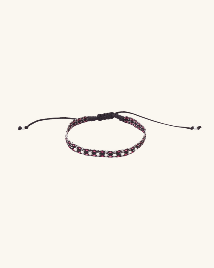 Pulsera Telar Fina con Diseño Negro, Blanco y Fucsia con Mostacillas de Plata