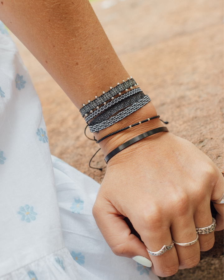 Pulsera negra con mostacillas de plata