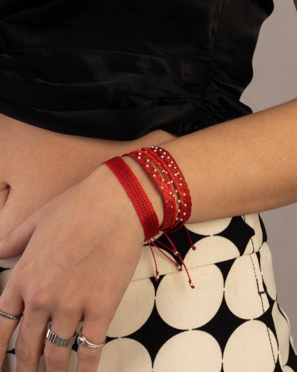 Pulsera Telar Fina Roja con Pelotitas de Plata al lado