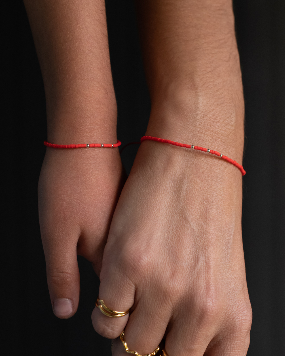 Pulsera roja con mostacillas de plata