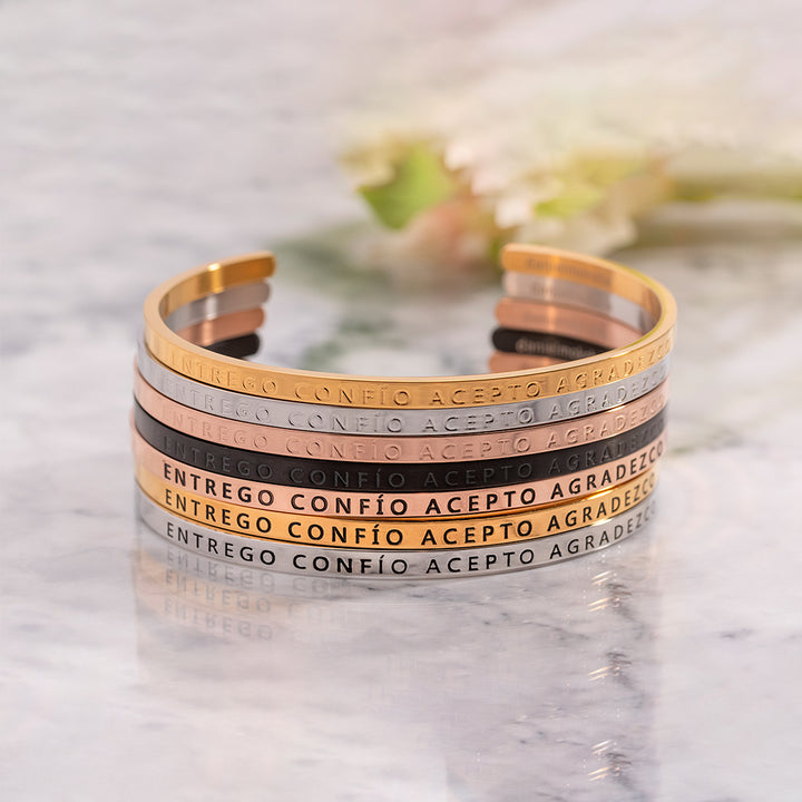 Pulsera Fina de Acero Negro Entrego, Confío, Acepto y Agradezco