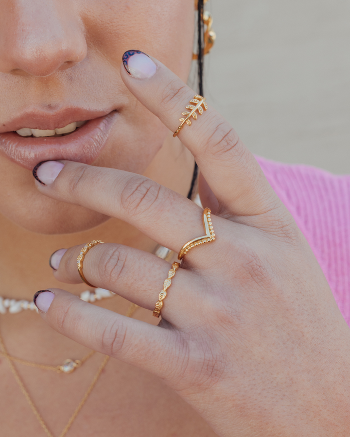 Anillo V Bañado en Oro