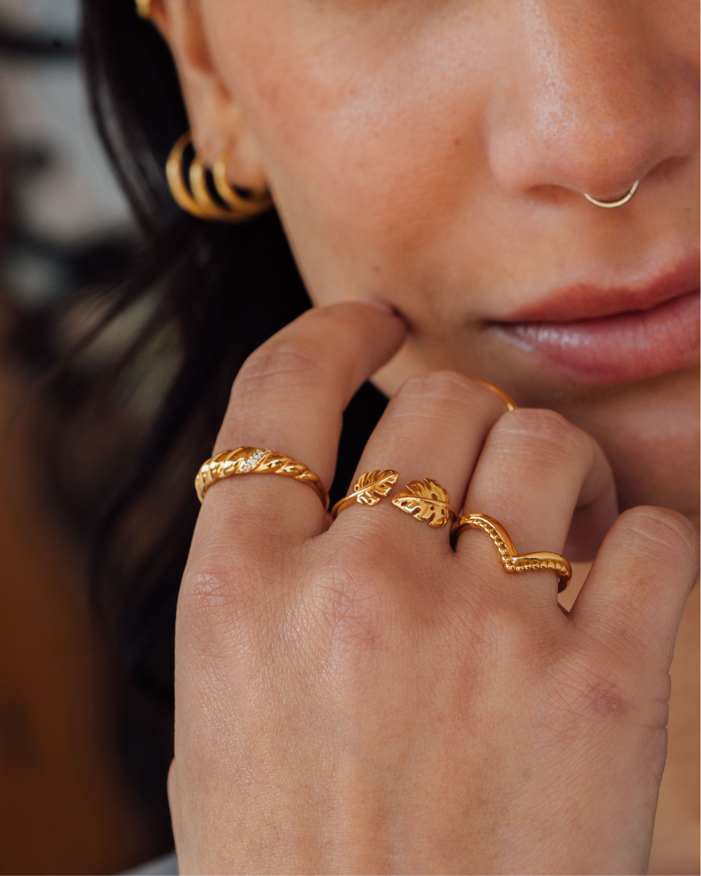 Anillo Torcido con Circones Bañado en Oro