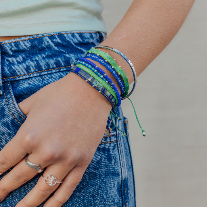 Pulsera Telar Ancha Verde y Turquesa con Mostacillas de Plata al Lado