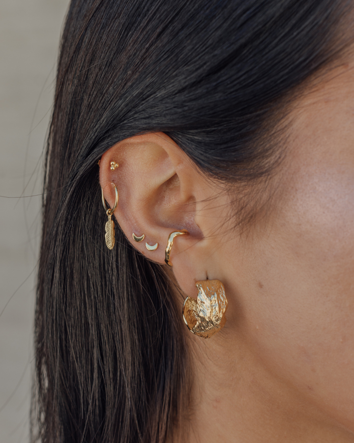 Ear Cuff Ondulado Bañado en Oro - Zazü