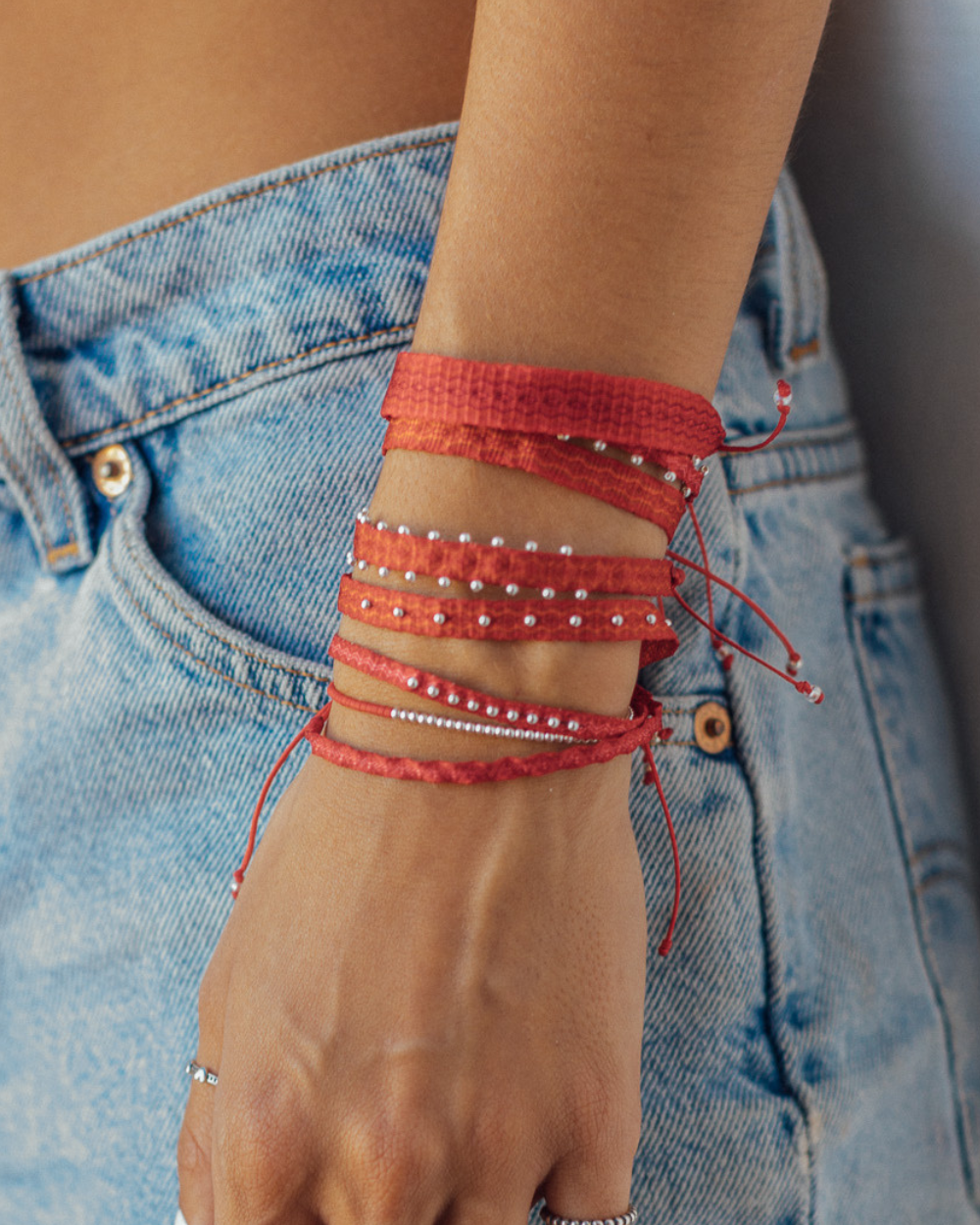 Pulsera Telar Fina Roja con Plata