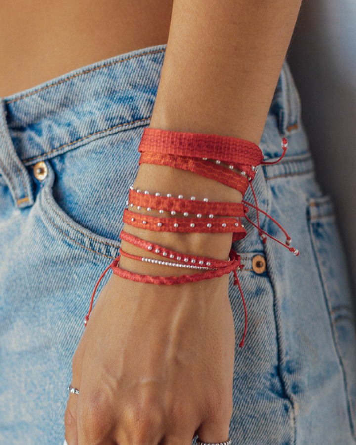 Pulsera Telar Ancha Roja con Mostacillas de Plata al Lado