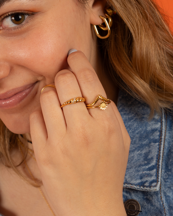 Anillo Torcido con Circones Bañado en Oro