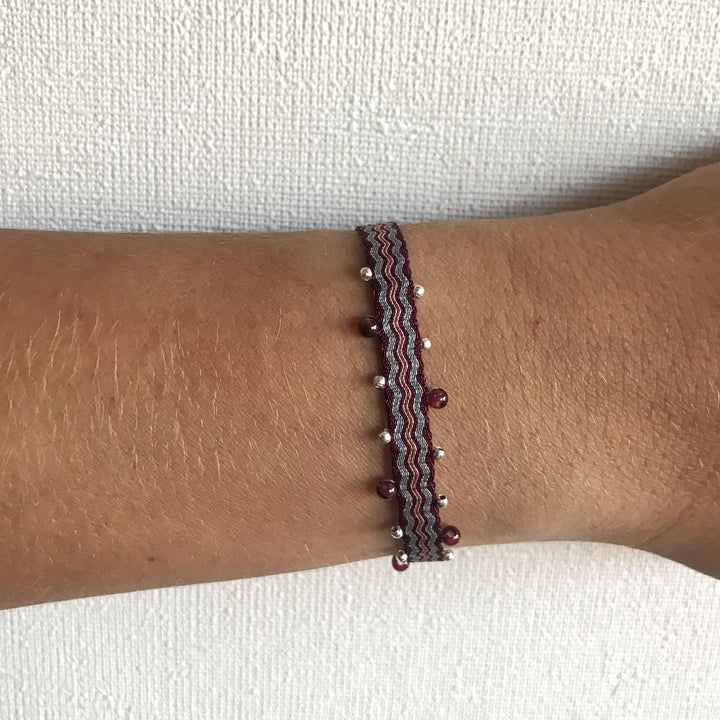 Pulsera telar Ancha Burdeo con Mostacillas de Plata y Piedra