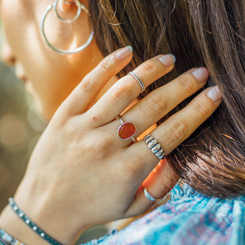 Anillo Martillado con Calcedonia Naranja - Zazü